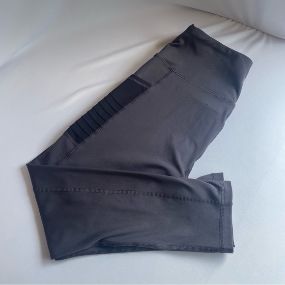 NWOT Athletic Works Women's Gray Stretch Workout Yoga 2/3 Leggings Size Medium - Picture 10 of 10